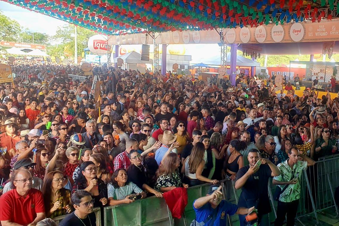 A Capital do Forró, Caruaru, recebeu neste fim de semana, operação do Departamento Estadual de Trânsito (Detran-PE), específica para as festas juninas. A atuação ocorreu no Alto do Moura, no sábado (10), e no Polo Infantil, no domingo (11), com ações educativas, lúdicas e prestação de serviços. As ações foram realizadas no período da tarde, das 13h às 16h, no Alto do Moura, e das 16h às 19h, no Polo Infantil.  No sábado, a atuação foi voltada para os frequentadores dos bares localizados no Alto do Moura. Para isso, foram utilizados os óculos que simulam embriaguez e utilizada a medalha “Amigo da Vez”. Os óculos apresentam as sensações de um indivíduo sob efeito de álcool, como visão embaçada, distorcida, e alteração na percepção de lateralidade e profundidade. Durante a ação nos bares, os frequentadores que não estavam fazendo uso de bebida alcoólica, ganharam a medalha “Amigo da Vez”, ficando responsáveis pela condução dos amigos na volta para casa.
