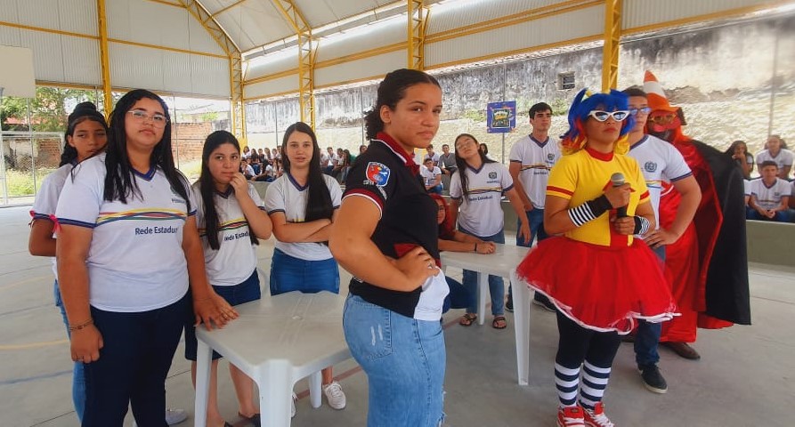Foto de estudantes em atividade educativa