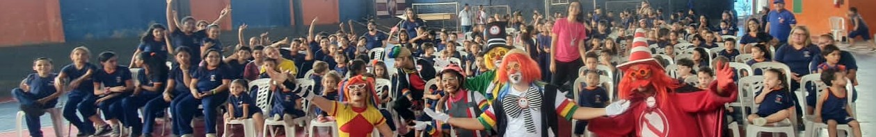 Foto de estudantes e da Turma do Fom-Fom