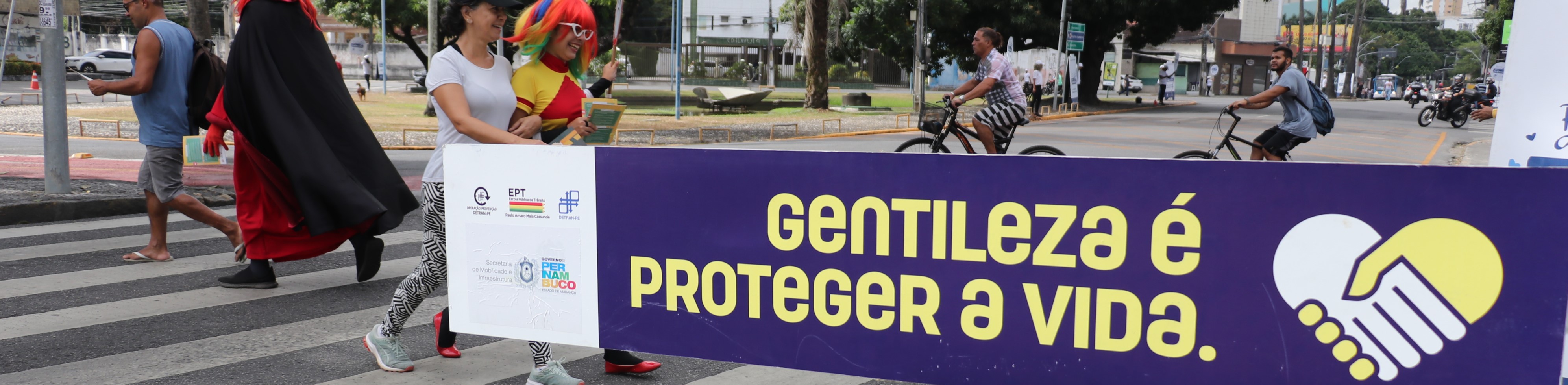 Foto de ação na rua no Dia da Gentileza