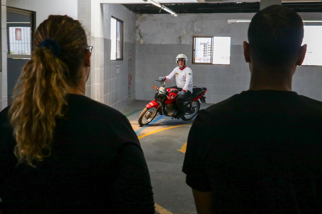 Foto colorida de demonstração do uso de motocicleta 