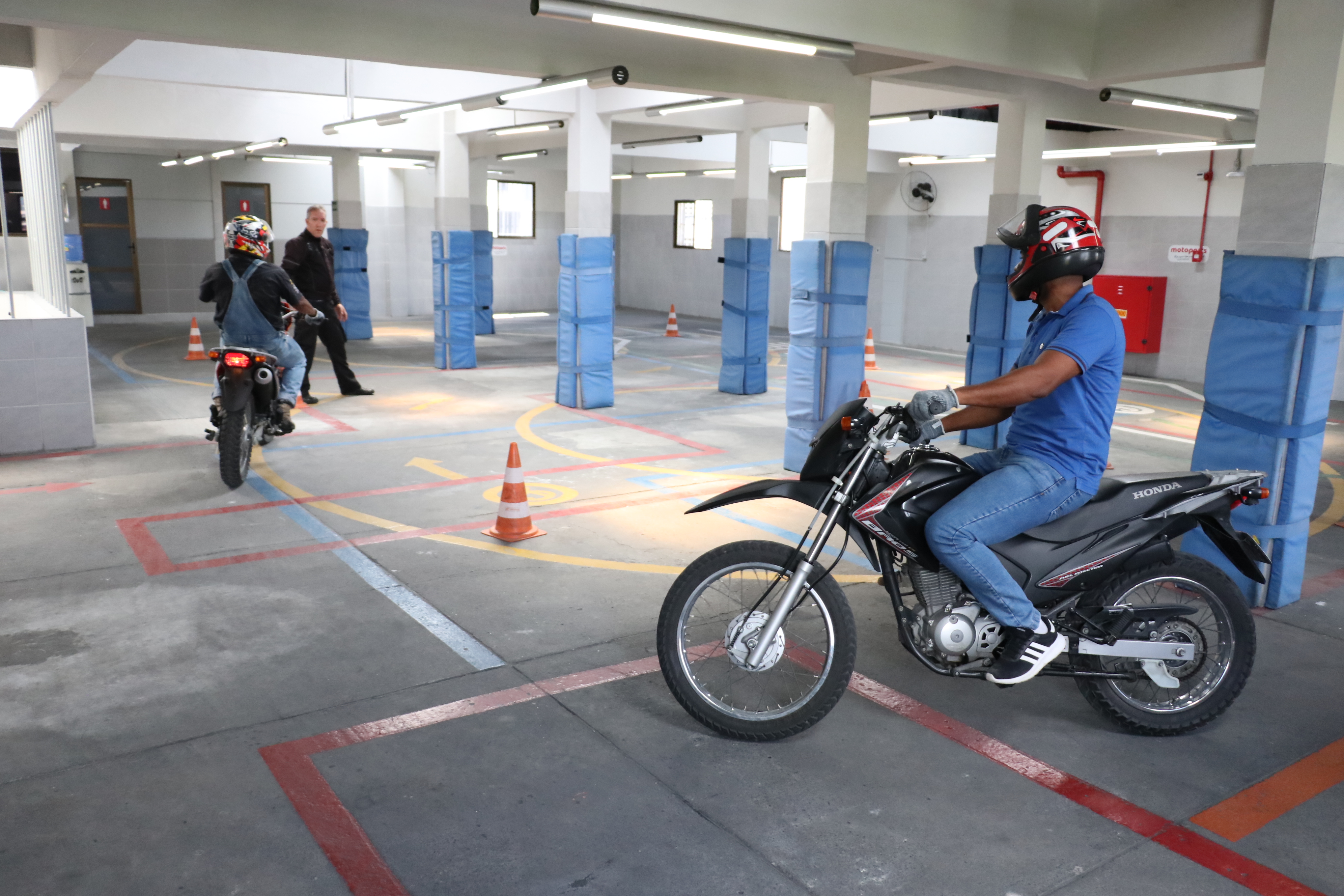 Foto colorida de motociclistas em treinamento