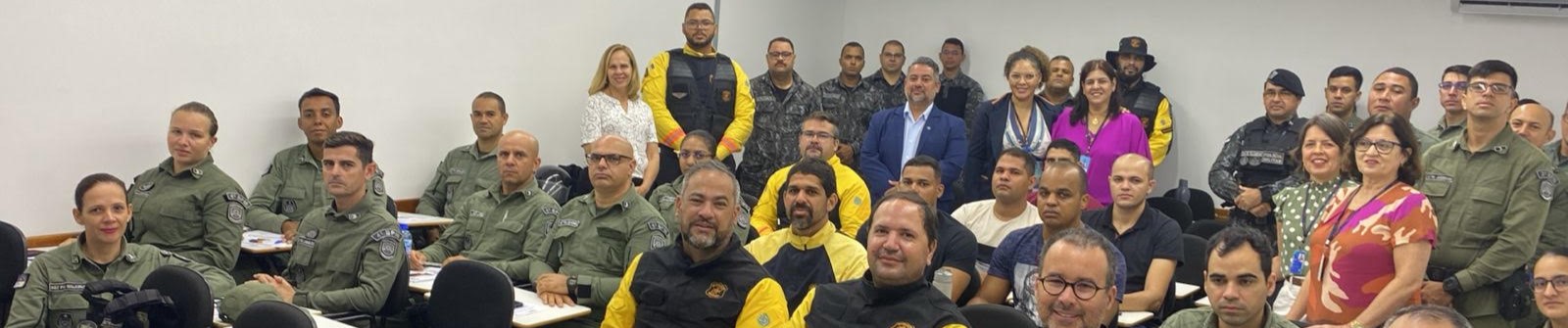 Foto colorida dos participantes do curso 