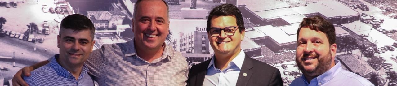Foto colorida dos diretores do Detran-PE e Detran-SC