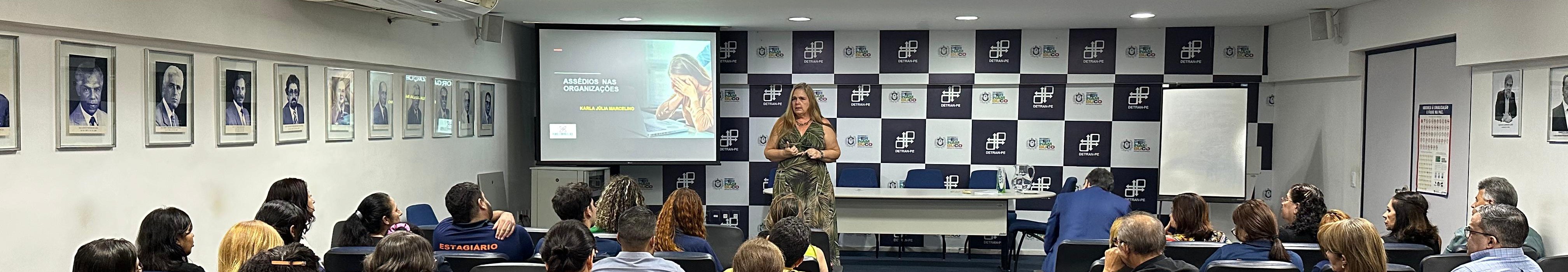 Foto de palestrante no auditório do Detran-PE