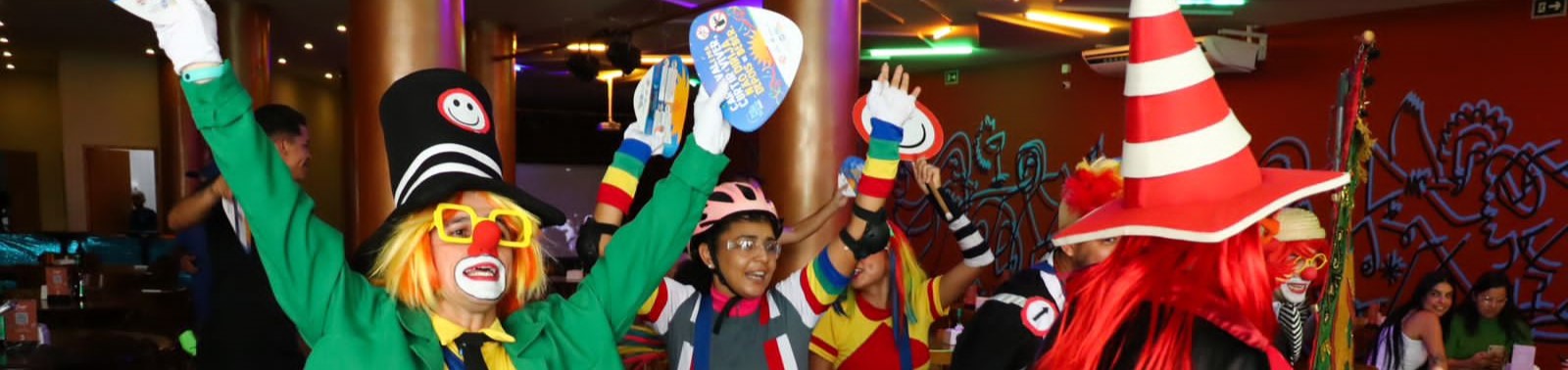 Foto colorida da Turma do Fom-Fom em atuação 