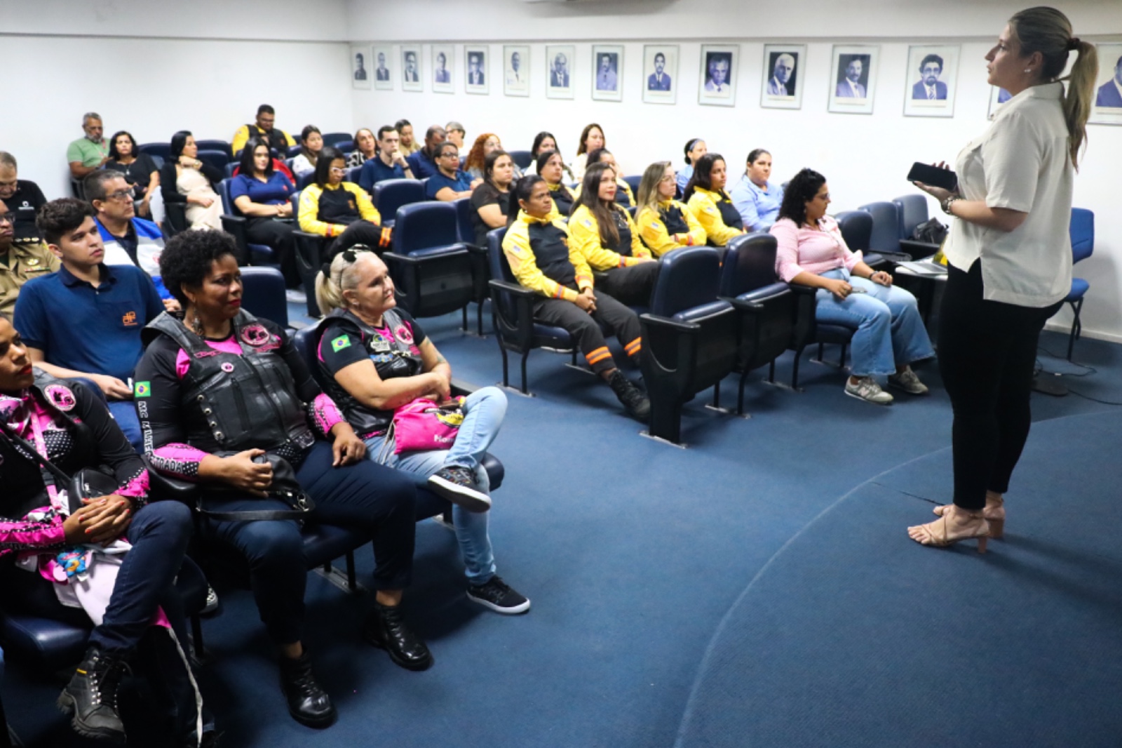 Foto colorida de auditório durante palestra