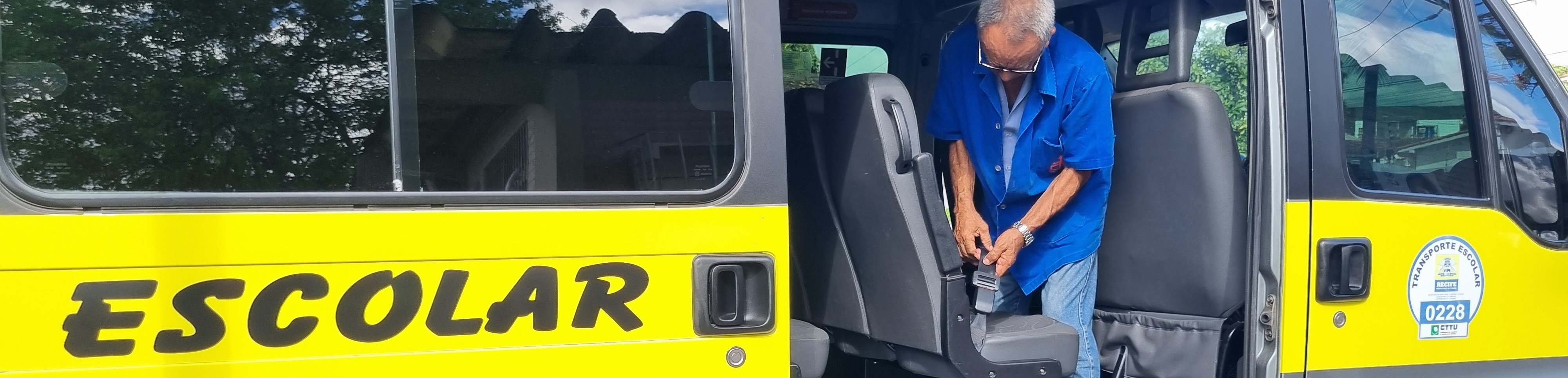 Foto de vistoria em transporte escolar  