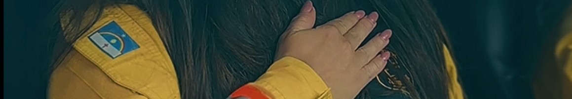 Imagem de mão feminina fazendo sinal 