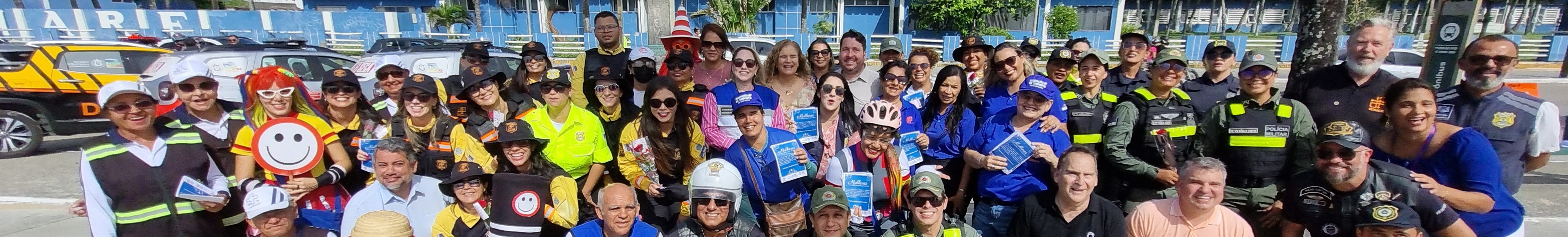 Foto de grupo em operação educativa