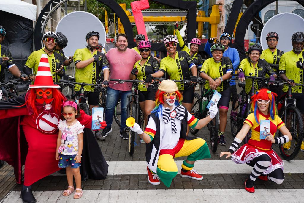 Foto colorida com equipe em ação no Dia do Ciclista