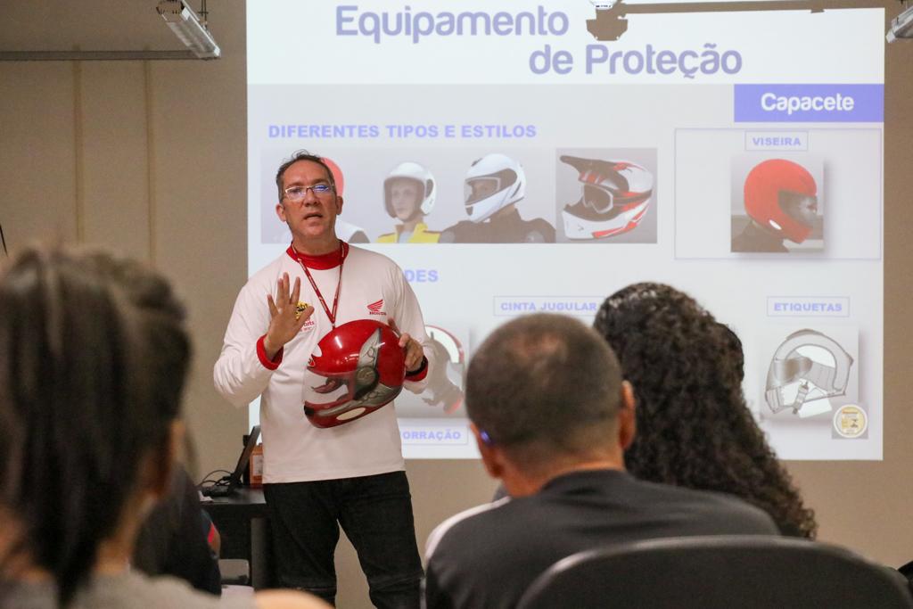 Foto colorida de instrutor em sala de aula
