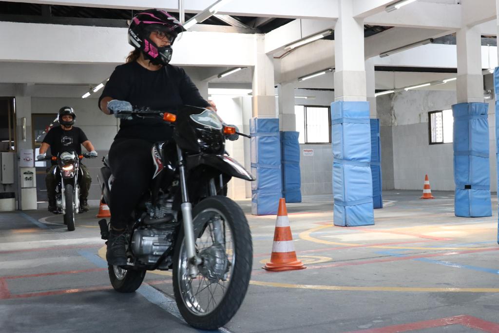 Foto de motociclistas treinando em circuito