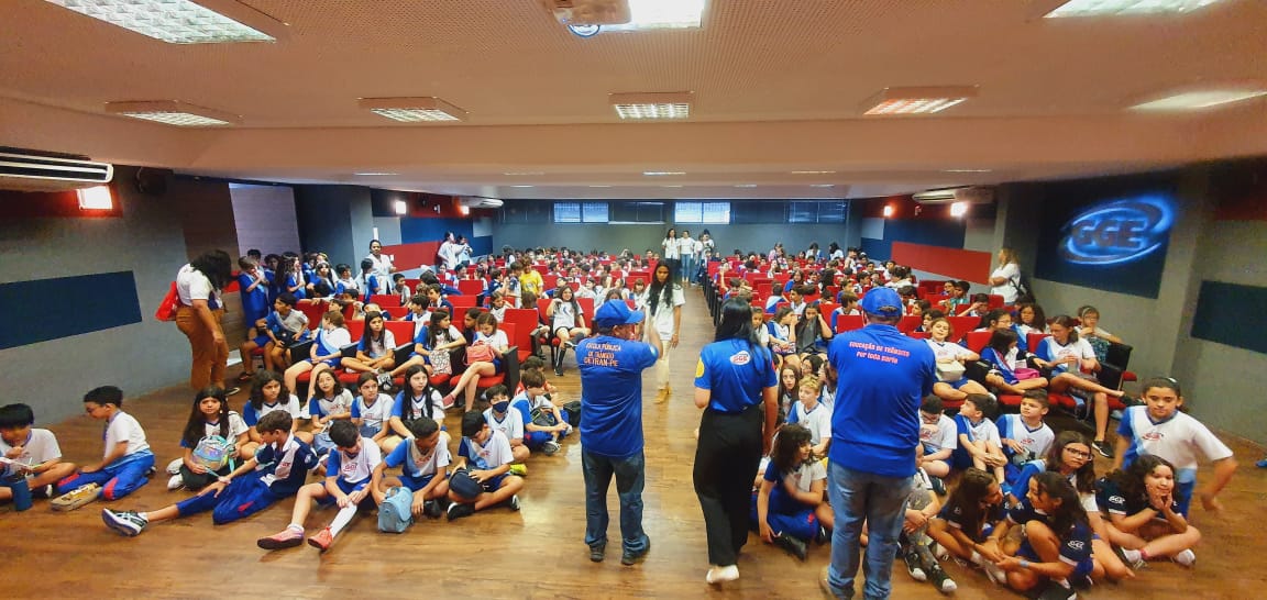 Atividade com crianças em escola