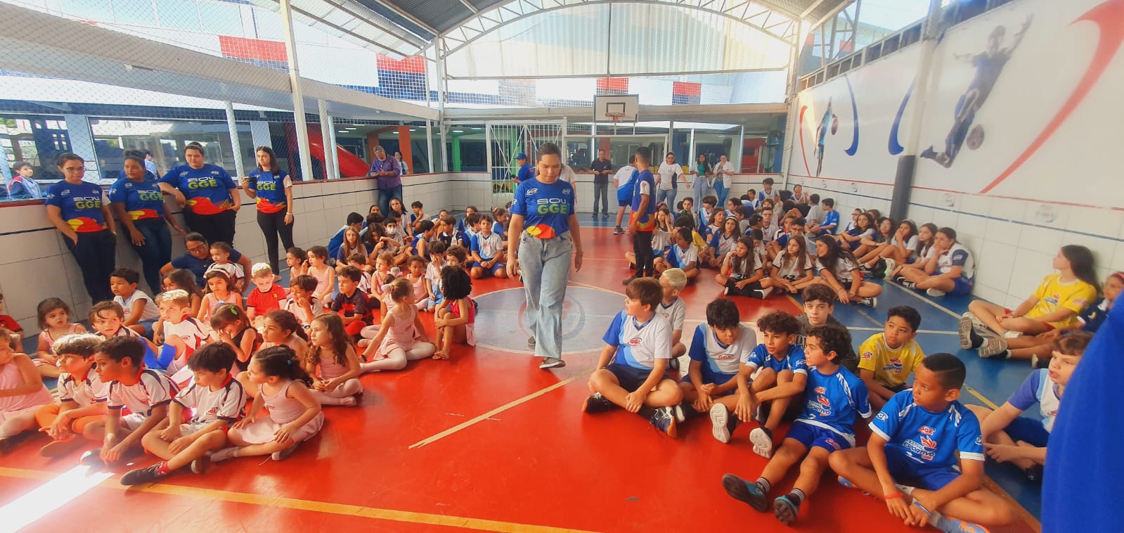 Estudantes em atividade educativa 