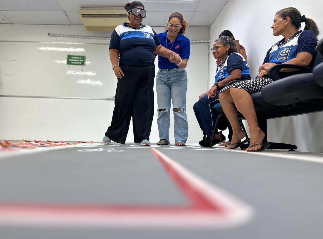 Atividade com óculos que simulam embriaguez