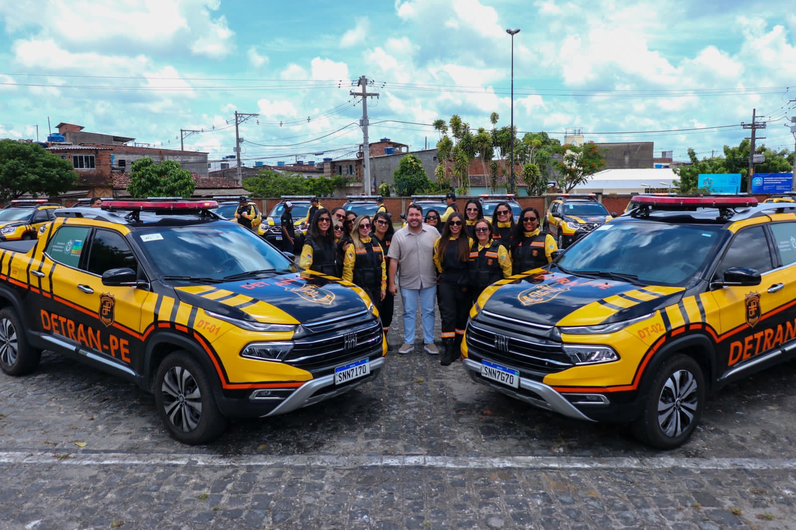 Fotos de agentes femininas ao lado dos novos carros