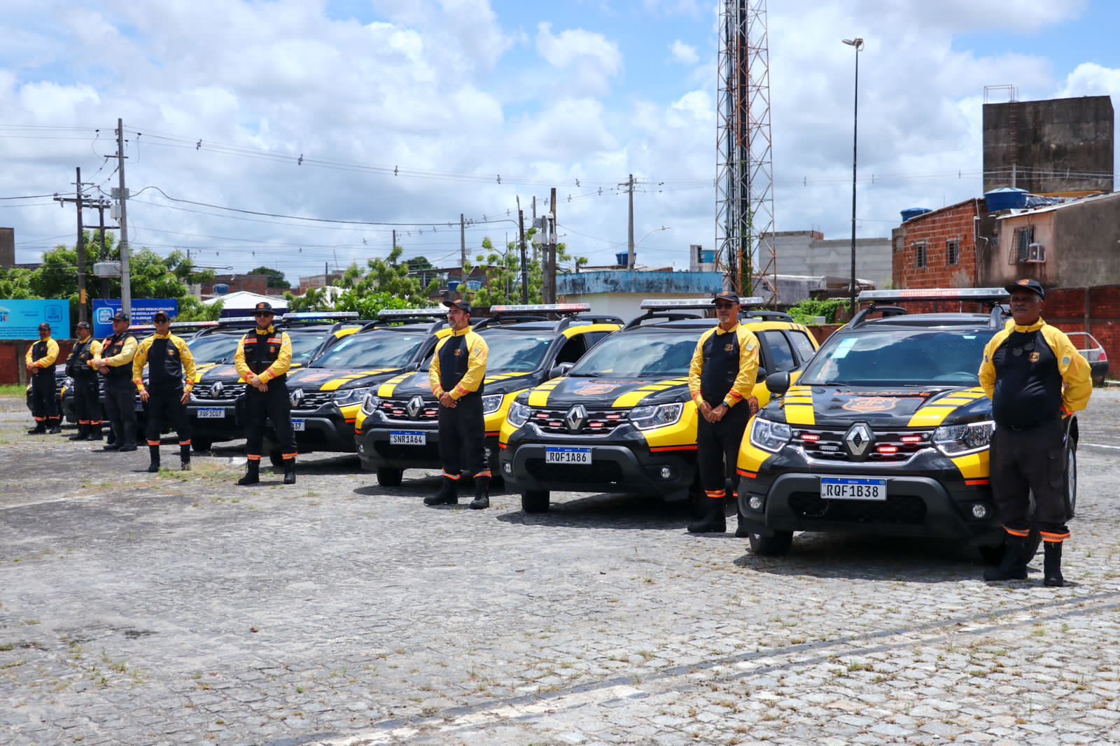 Fotos de agentes ao lado das novas viaturas