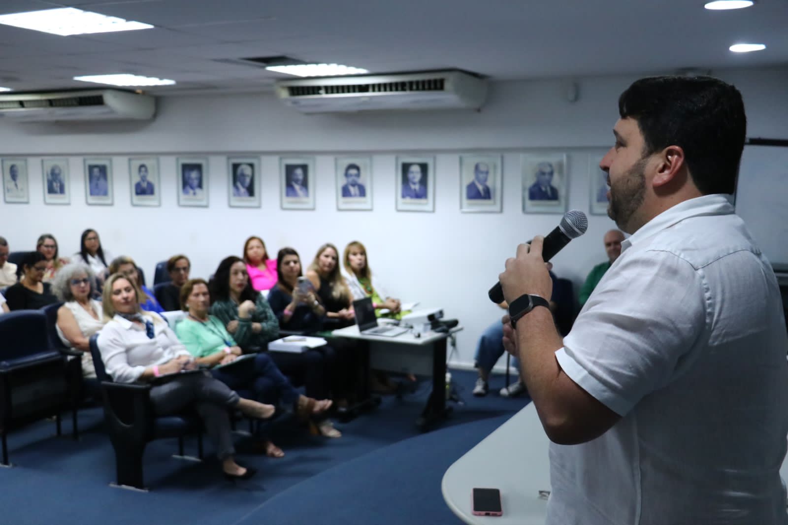Diretor-geral em abertura de workshop