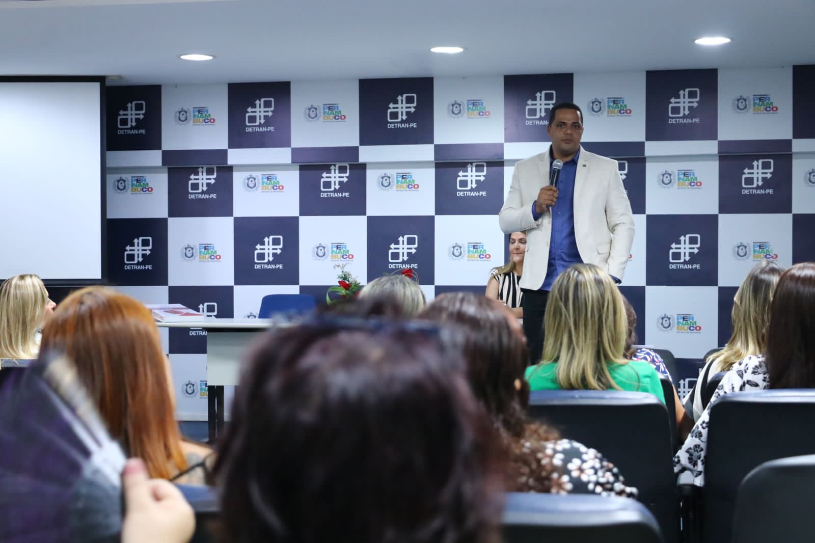 Foto de diretor em abertura de treinamento