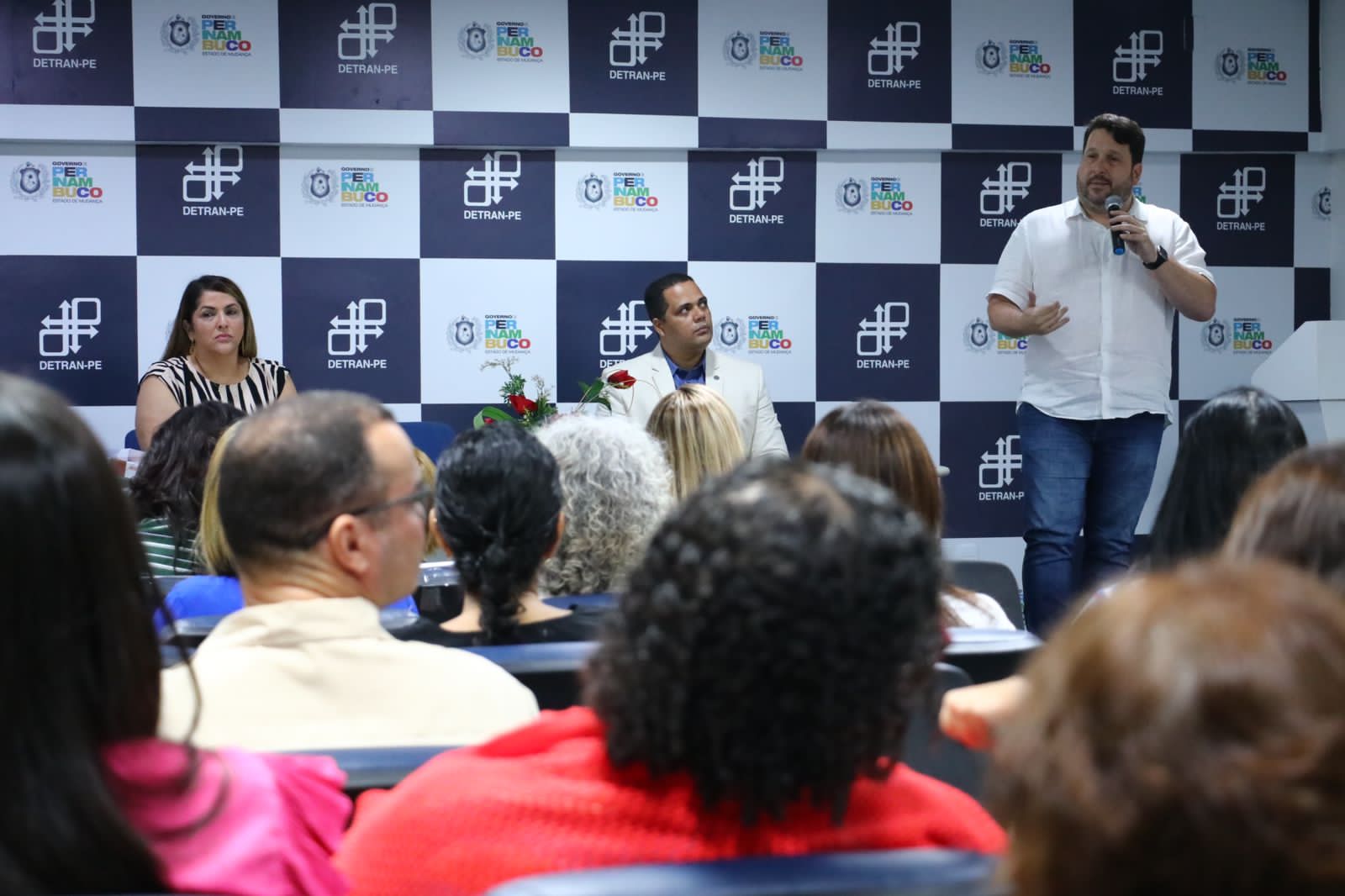 Foto de diretor durante abertura do treinamento