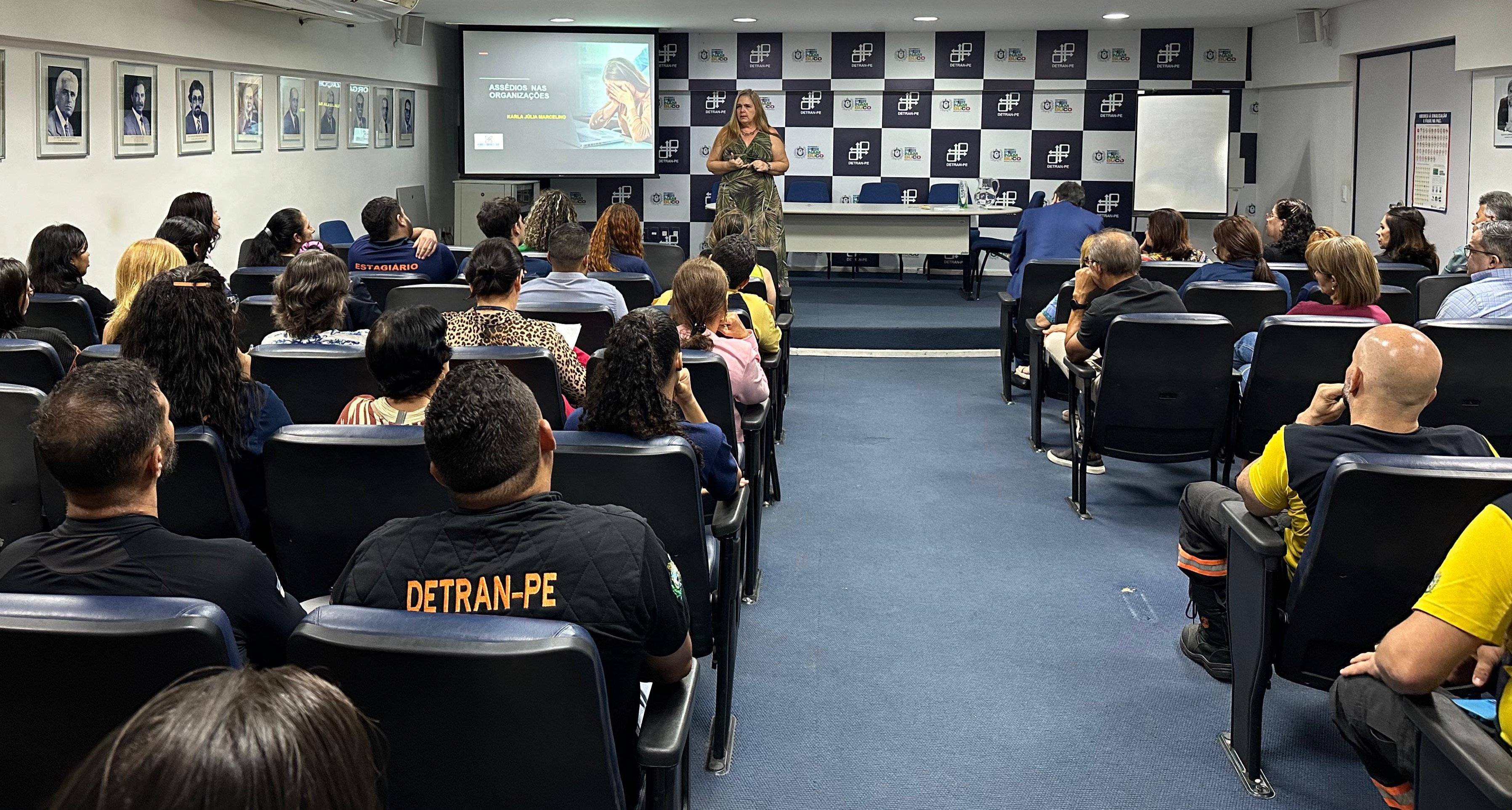 Palestrante no auditório do Detran-PE