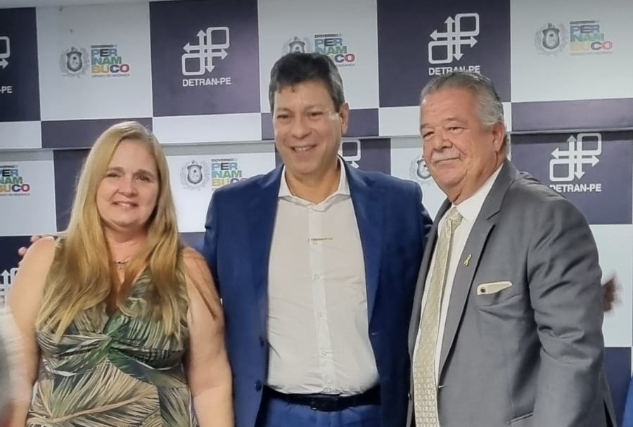 Diretor-geral do Detran (direita da foto), com palestrante e Ouvidor