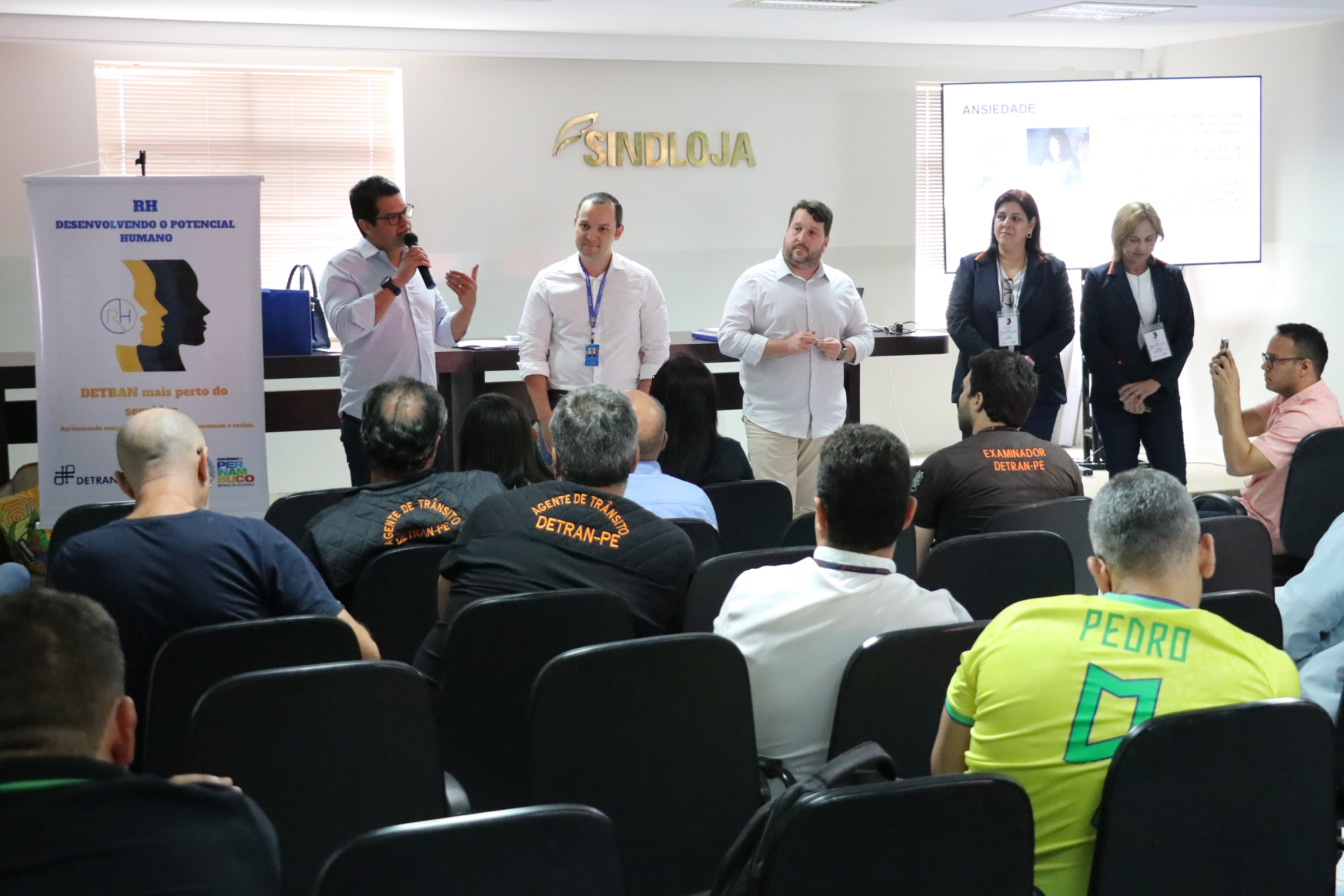 Foto colorida de sala de capacitação