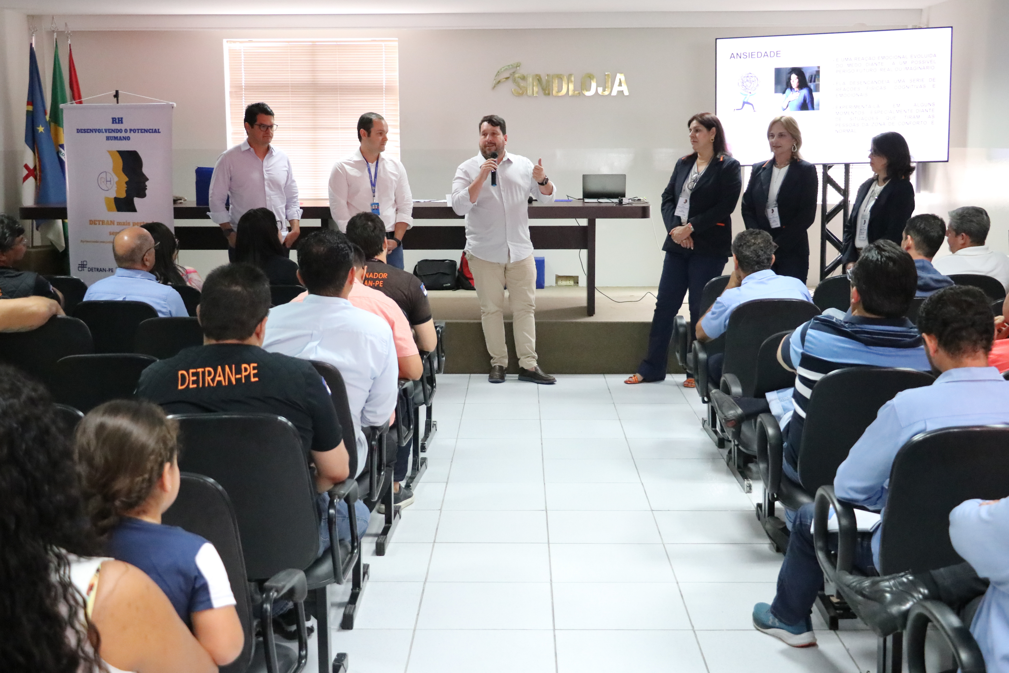 Foto colorida mostrando sala de capacitação