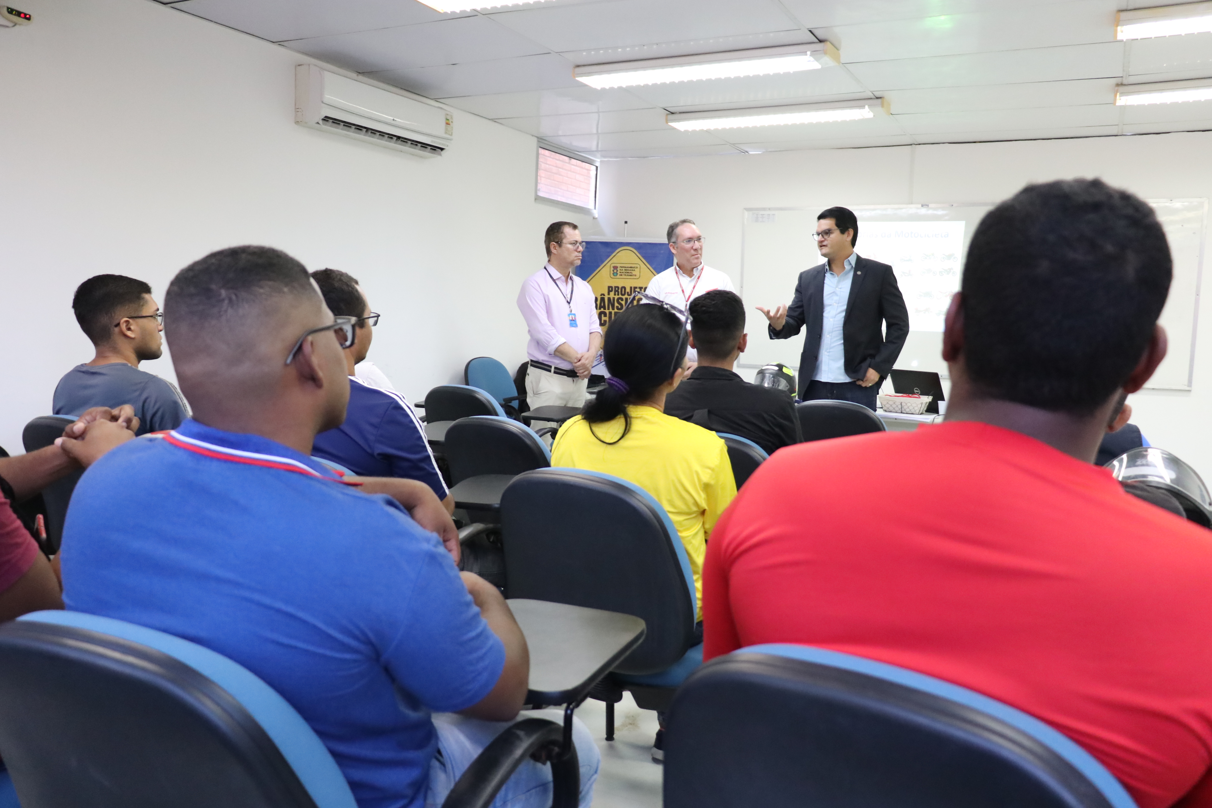 Foto colorida do presidente do Detran-PE em abertura de curso 