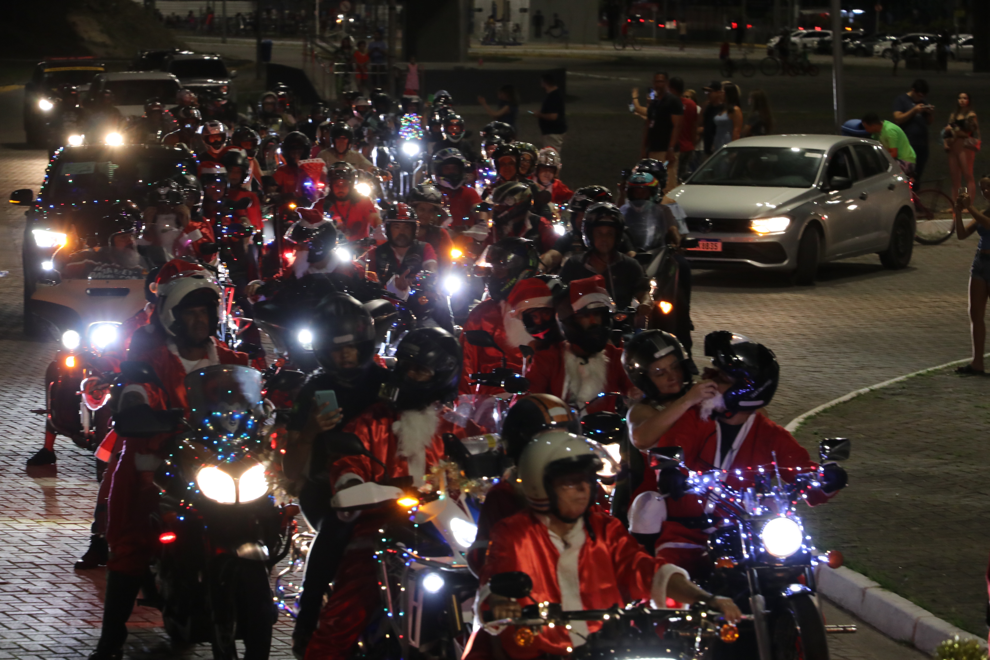 Motociclistas vestidos de Papai Noel durante passeio 