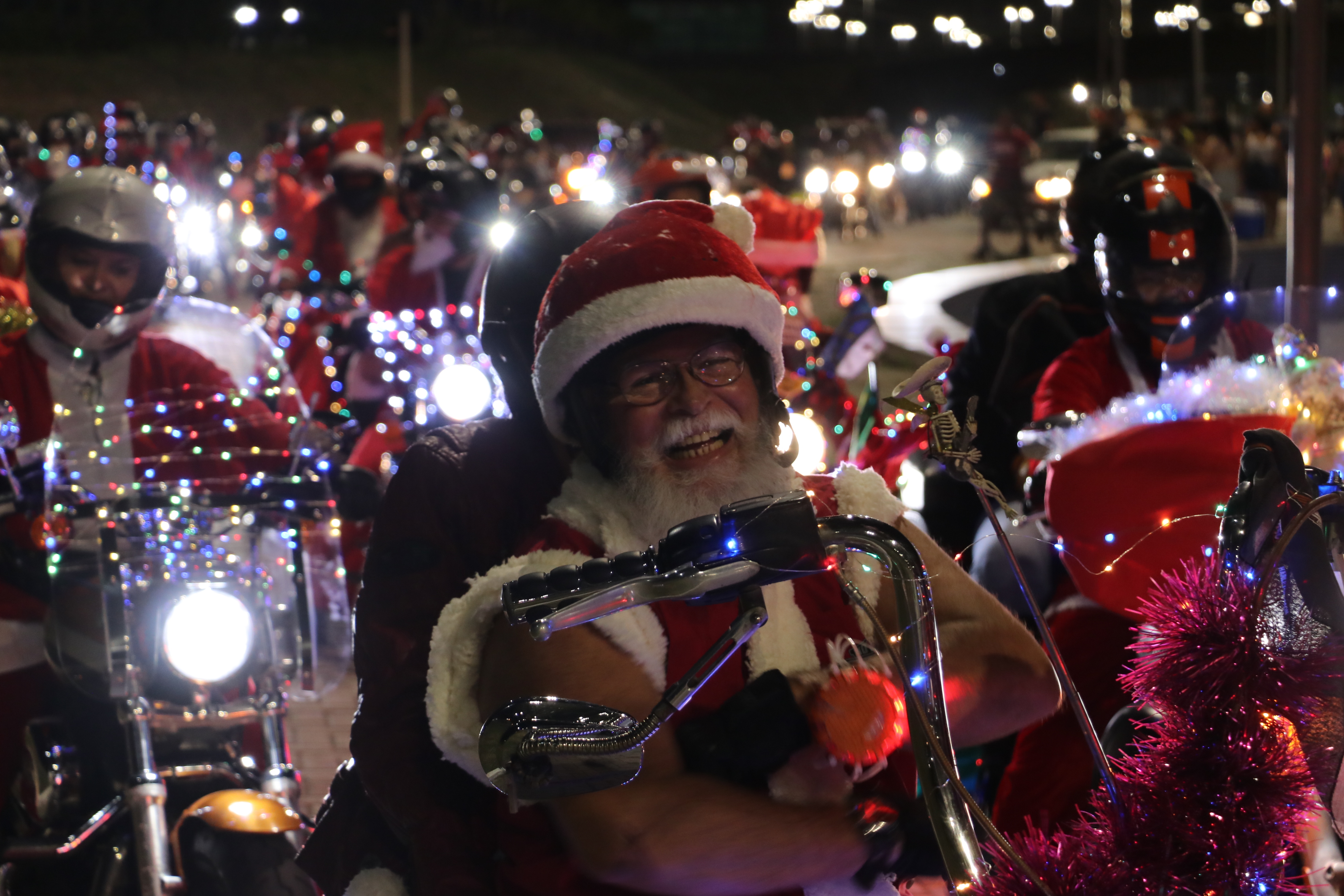 Um dos motociclistas trajados de Papai Noel
