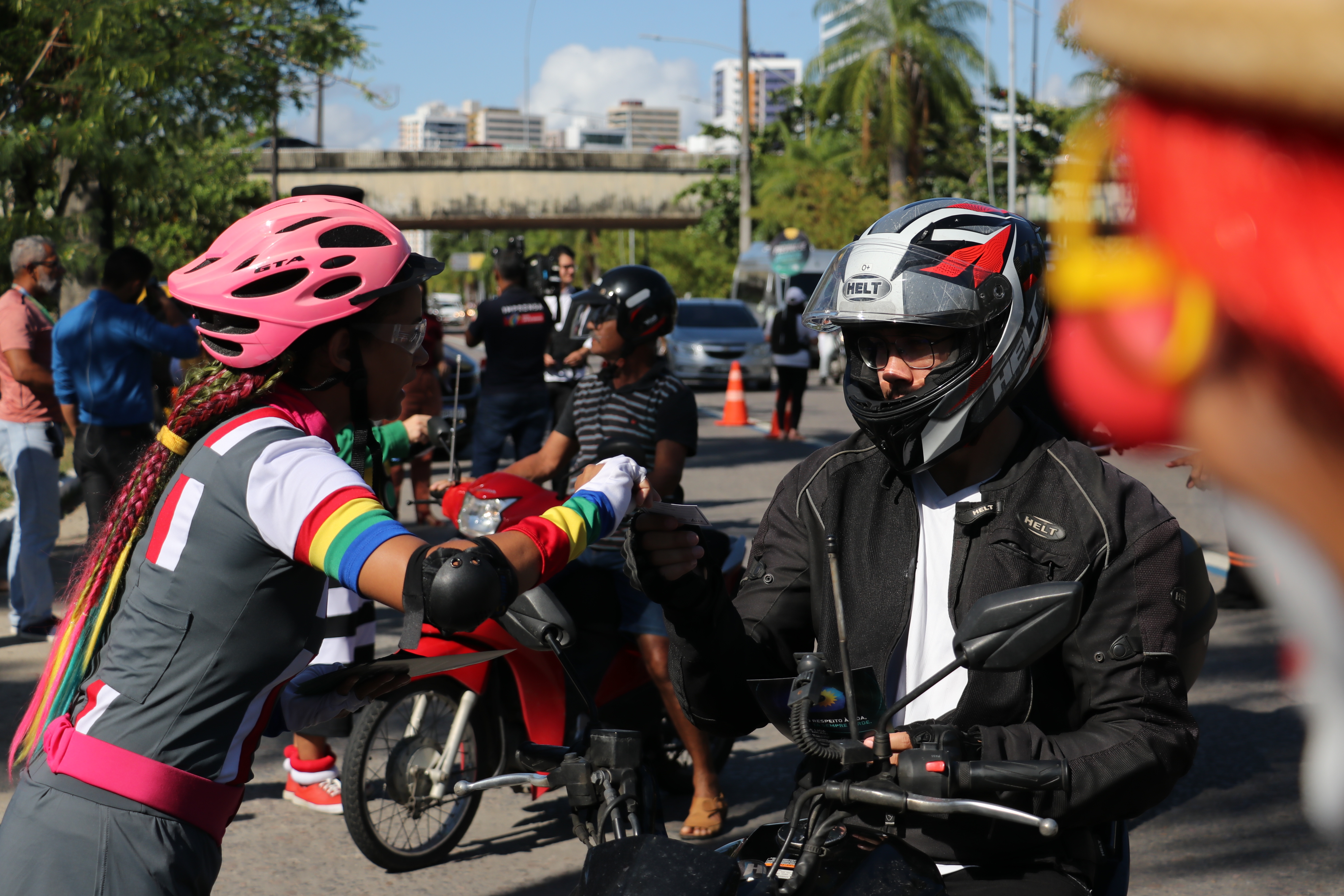 Motociclista durante ação do Detran-PE
