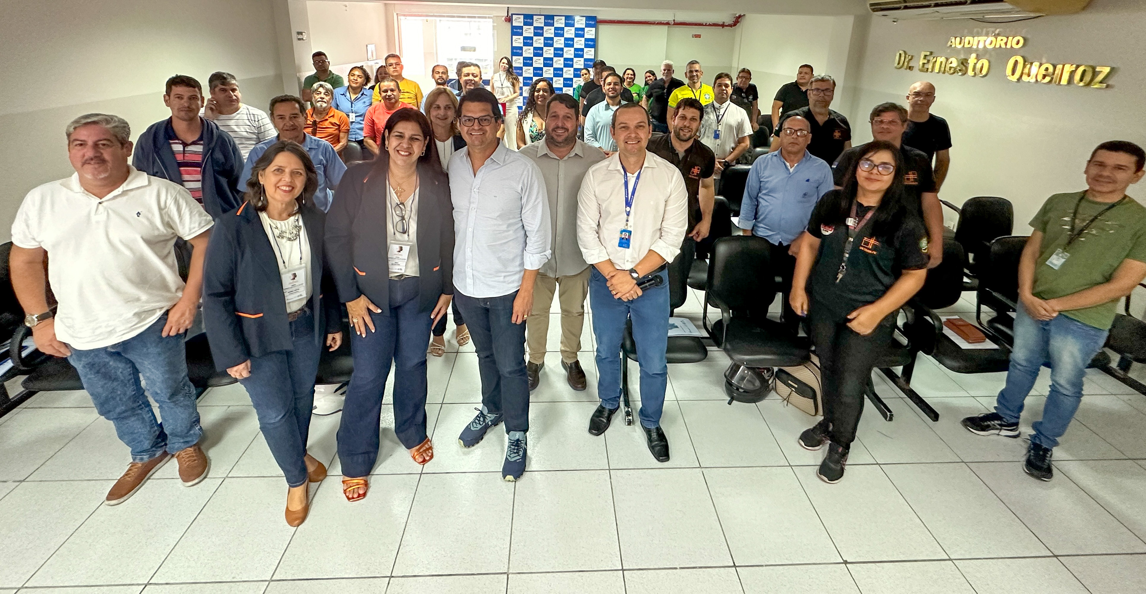 foto colorida com todos os participantes de capacitação