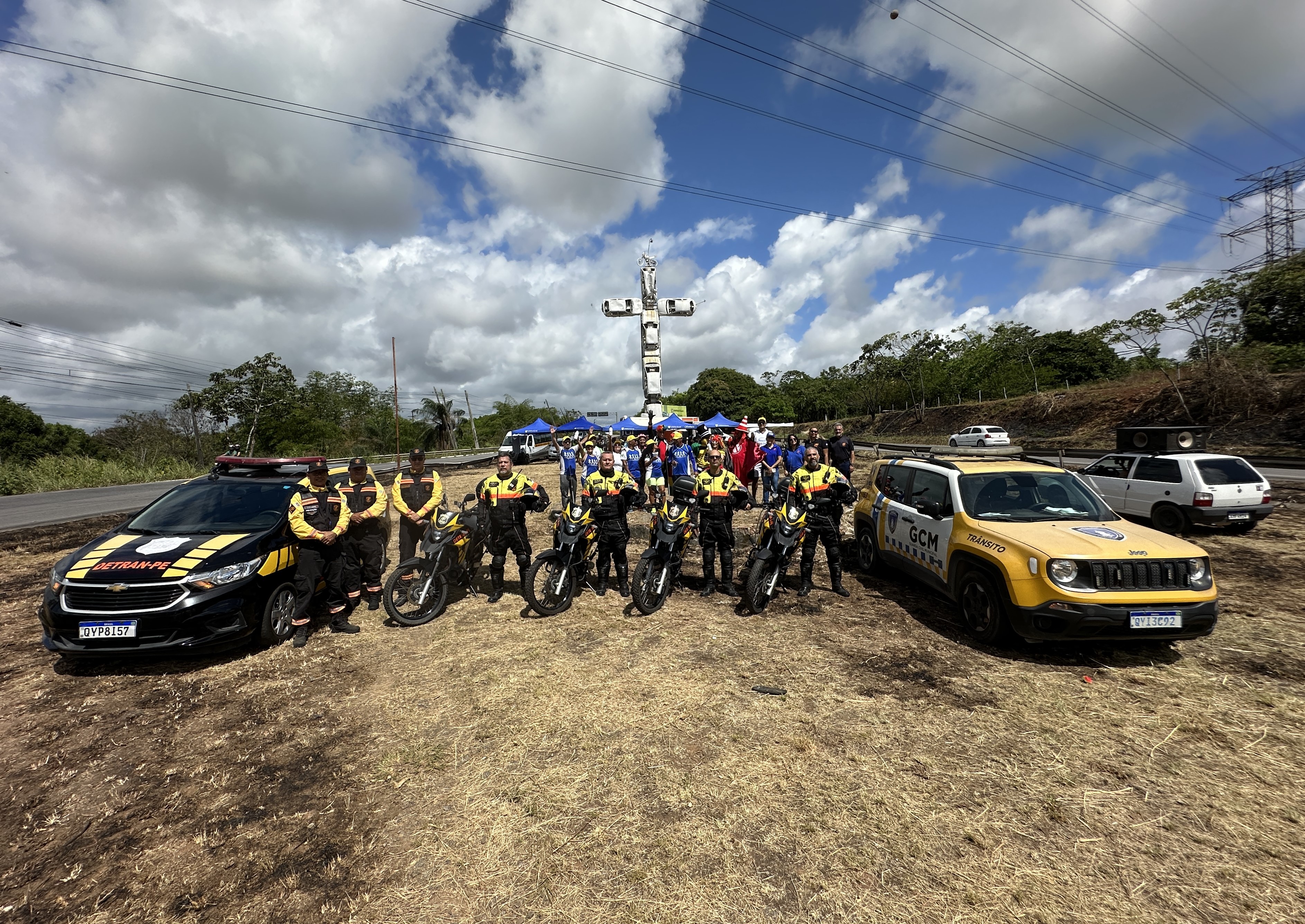 Foto das viaturas e motocicletas do Detran-PE e GTT com agentes de trânsito