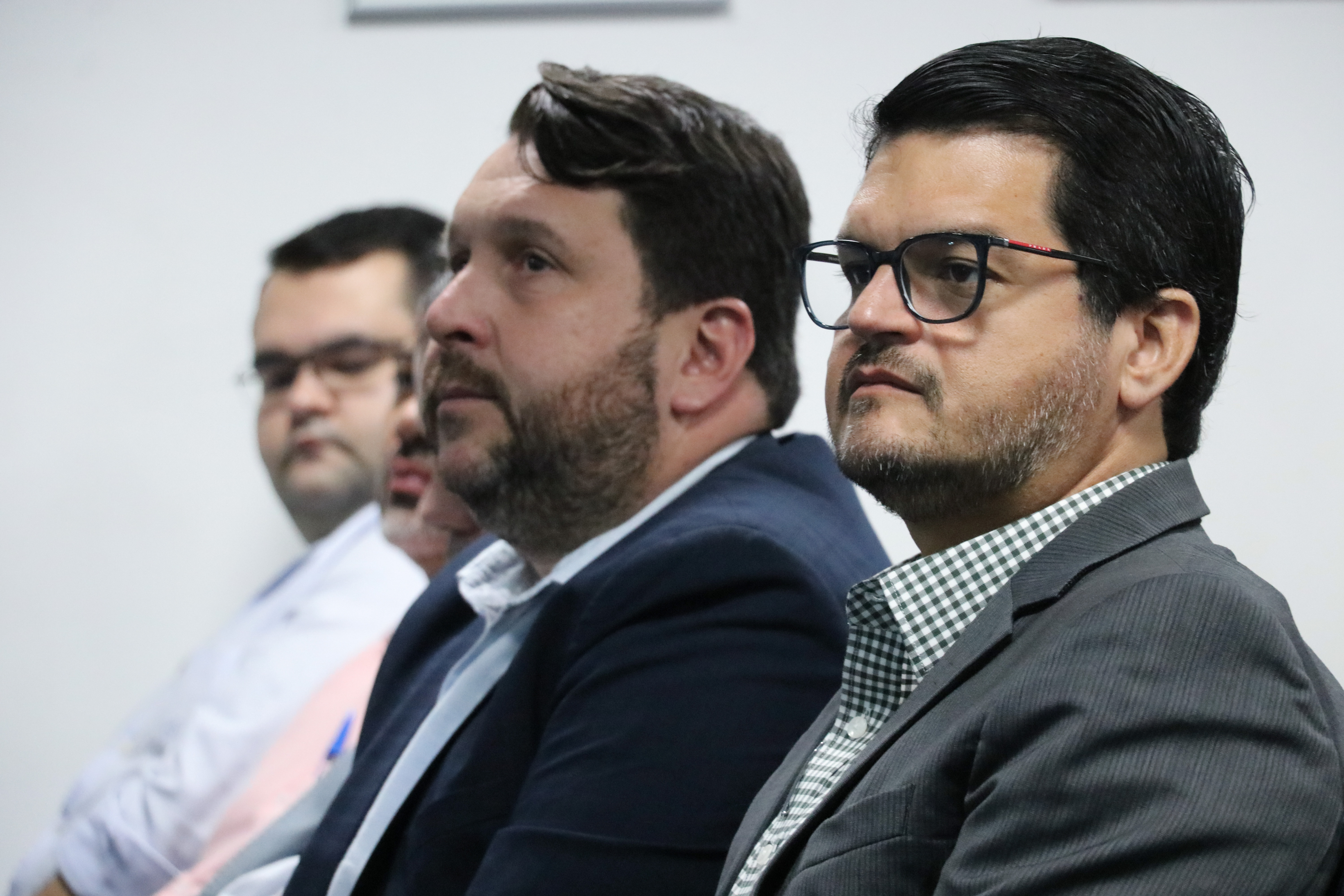 Foto colorida de diretores participando de palestra