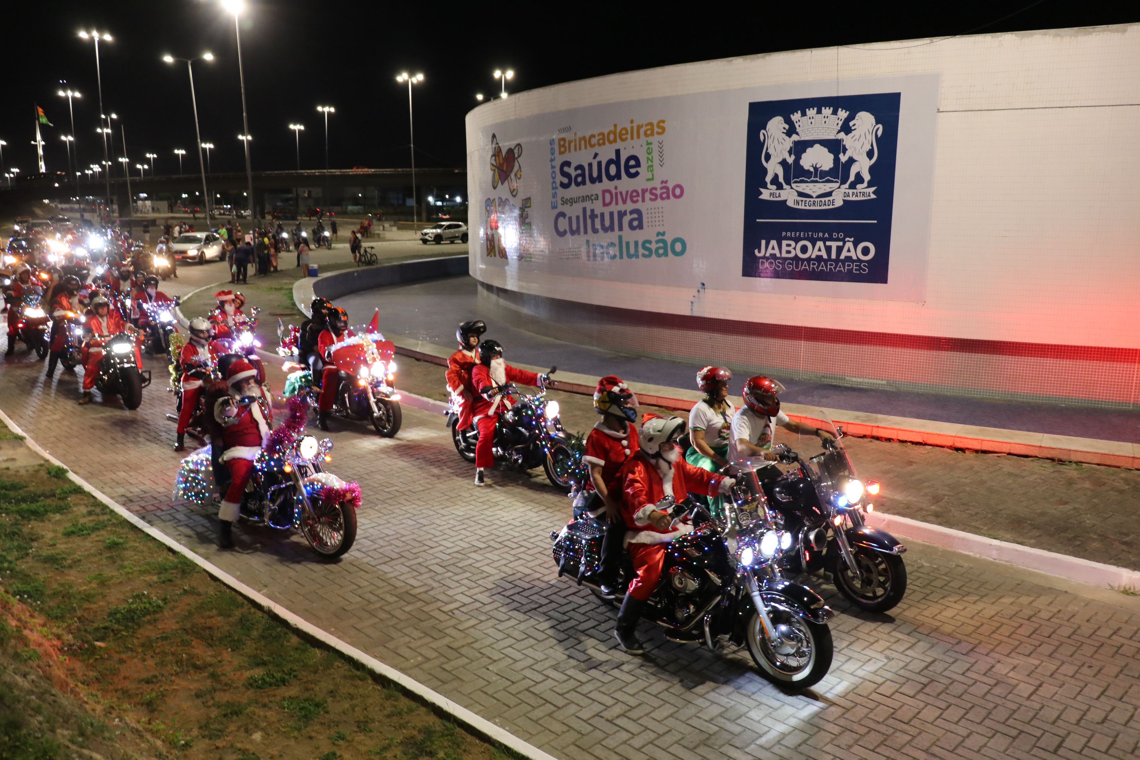 Motociclistas vestidos de Papai Noel durante o passeio