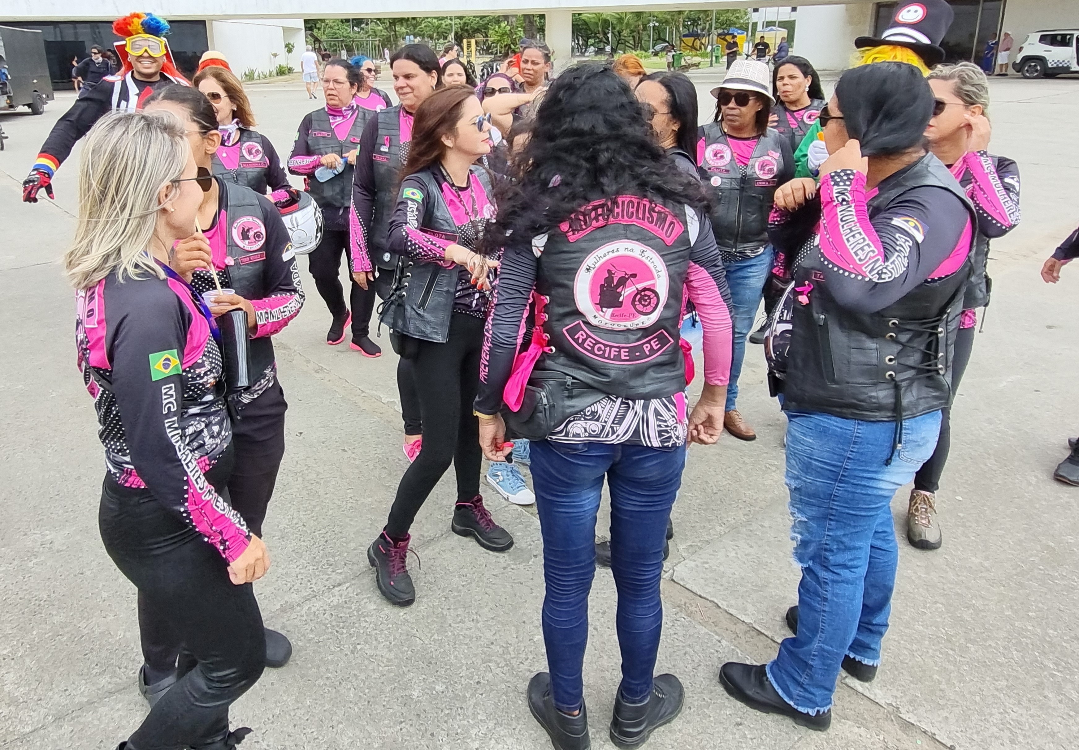 Grupo de motociclistas reunidas para o passeio de moto 