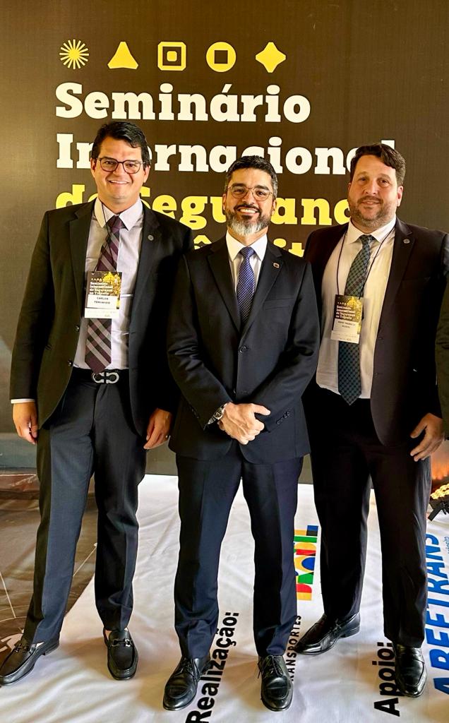 Foto do diretor-presidente do Detran-PE, Carlos Ferreira e do diretor-geral, André Trajano, com o secretário nacional de trânsito Adrualdo Catão