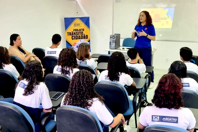 Sala de Aula com alunos da prefeitura de Jaboatão dos Guararapes e professora da Escola Pública de Trânsito