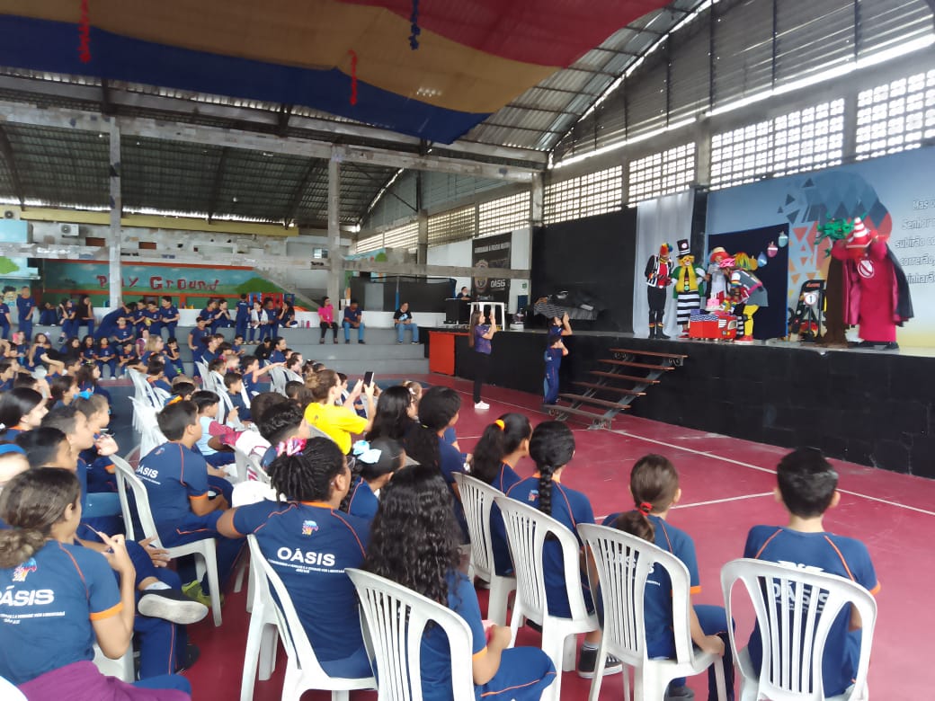 Estudantes em atividade educativa