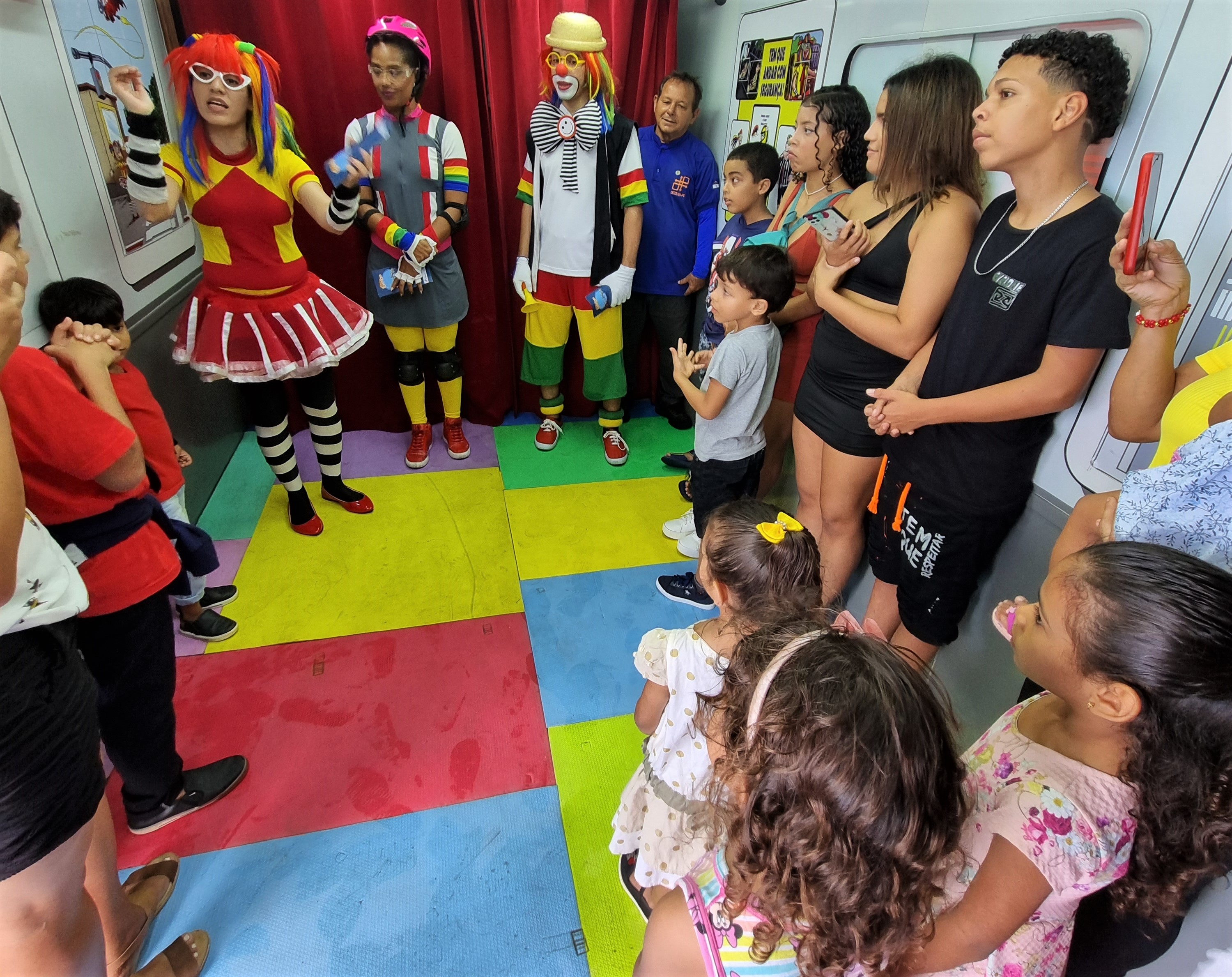 Foto colorida da Turma do Fom-Fom com crianças