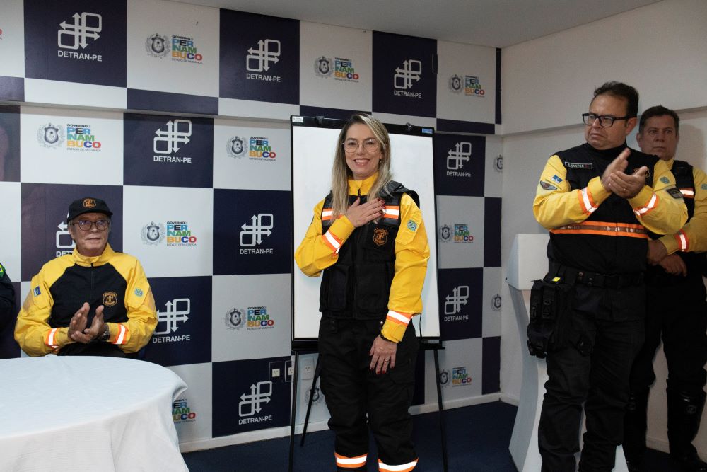 Pessoas reunidas no auditório celebrando empossamento de Emilia Florêncio.