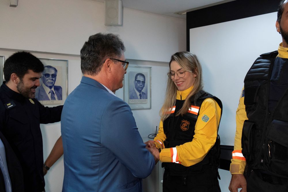 Presidente do DETRAN-PE - Dr. Vladimir - apertando as mãos da nova chefe de Fiscalização, Emilia Florêncio