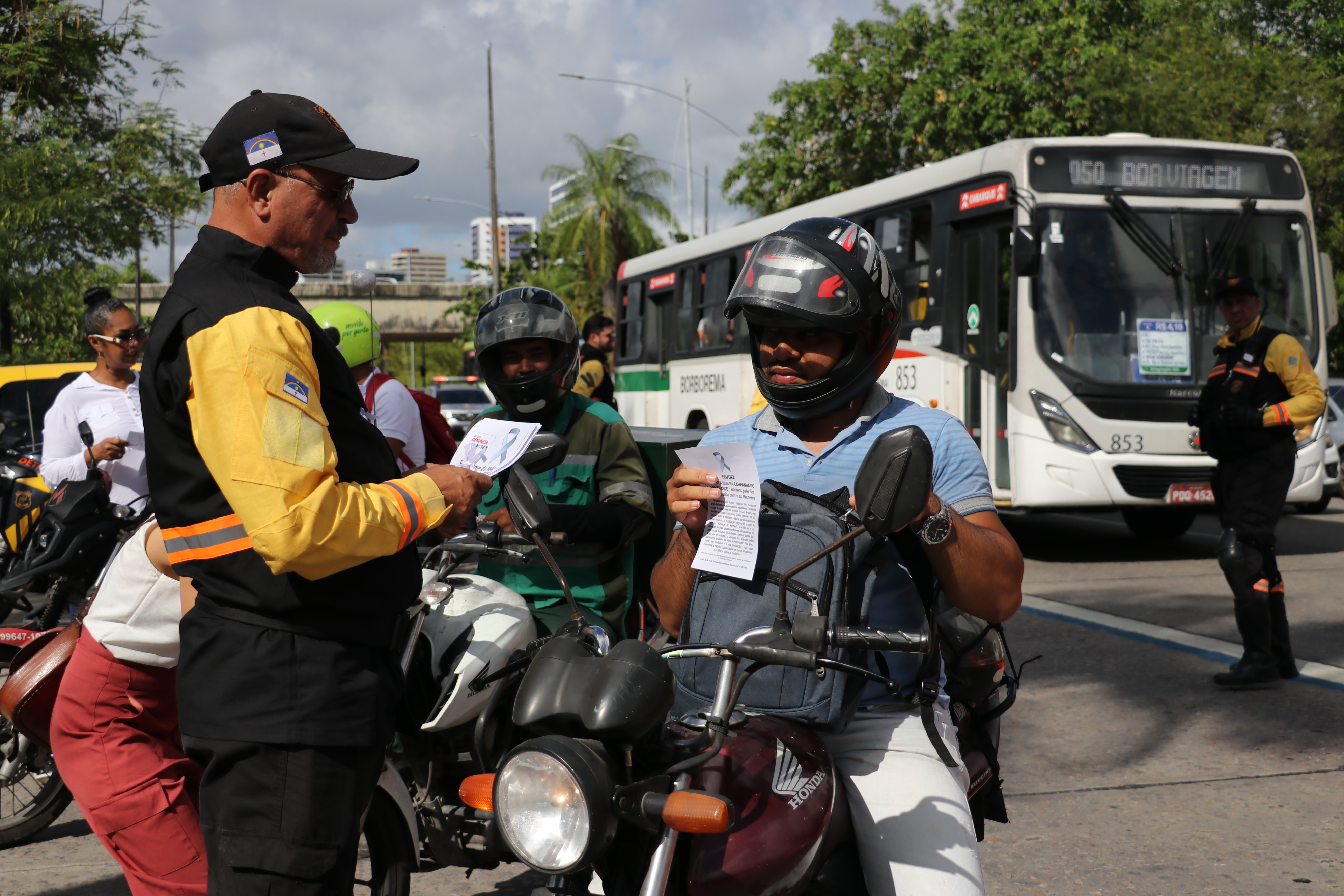 Agente de trânsito durante blitz 