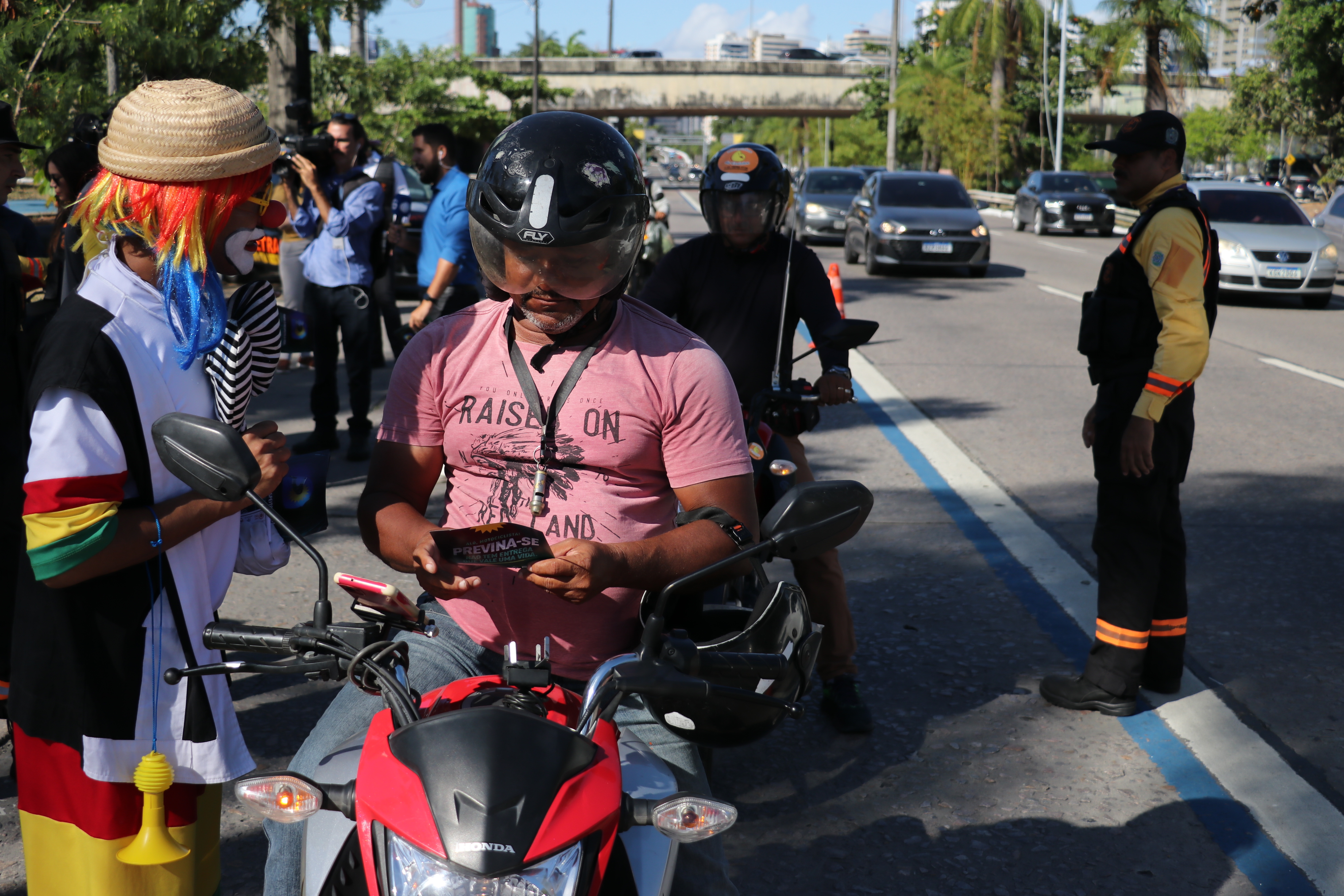 Motociclista durante ação do Detran-PE