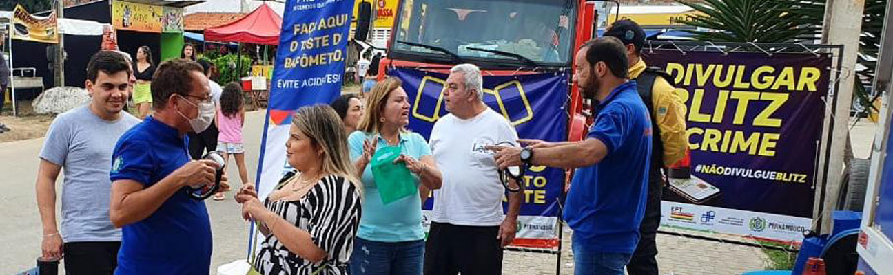 foto de pessoas na rua realizando ação do DETRAN-PE