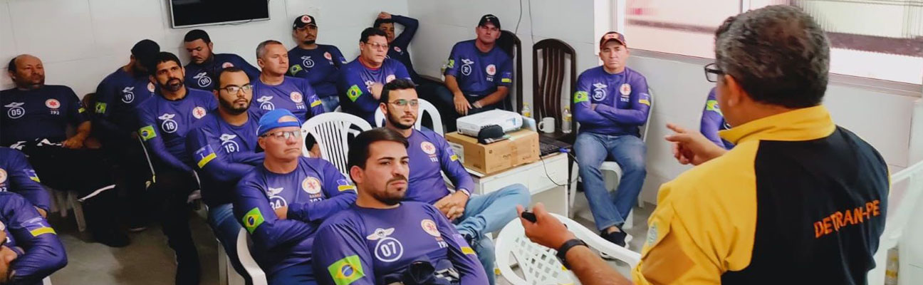 Condutores do SAMU ouvindo a agente de trânsito do Detran