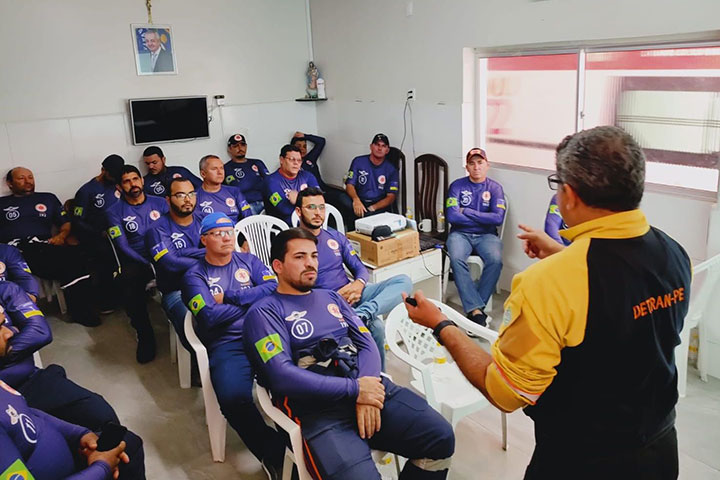 Condutores do SAMU ouvindo a agente de trânsito do Detran