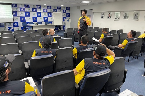 Agentes de  trânsito no auditório do Detran-PE
